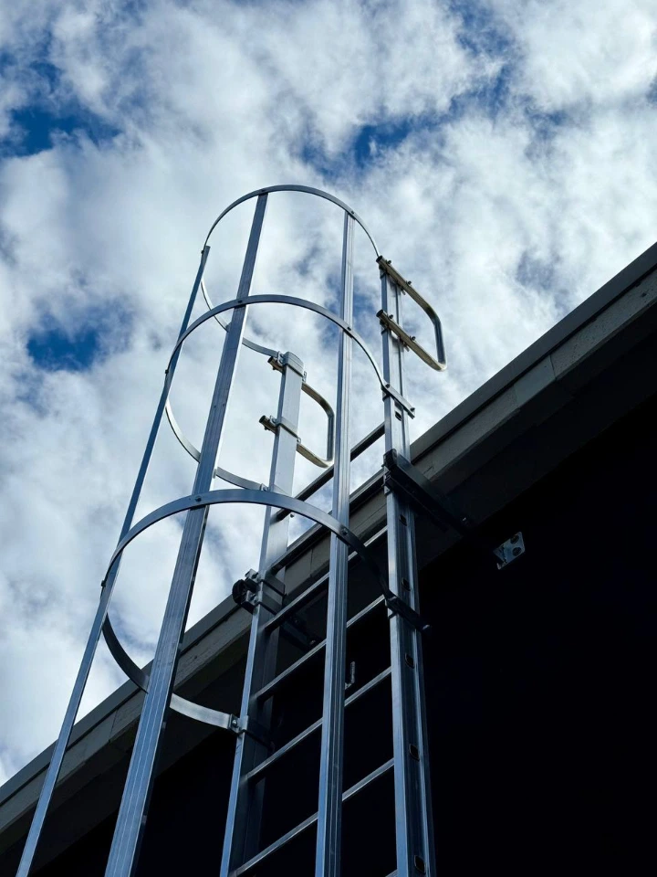 Scala Sky-Safe con gabbia di protezione e maniglioni di sbarco