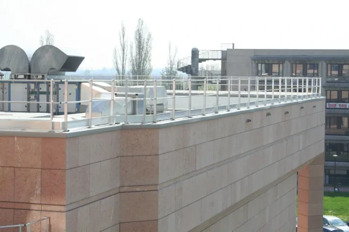 Parapetto Sky-Safe sul perimetro di una copertura